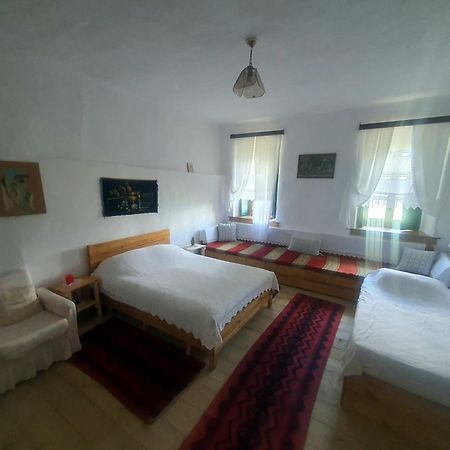 Traditional Guesthouse Permet Luaran gambar