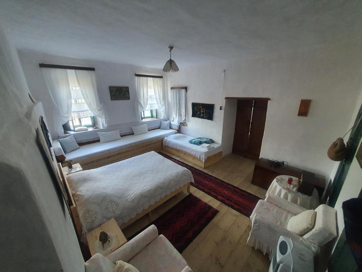 Traditional Guesthouse Permet Luaran gambar