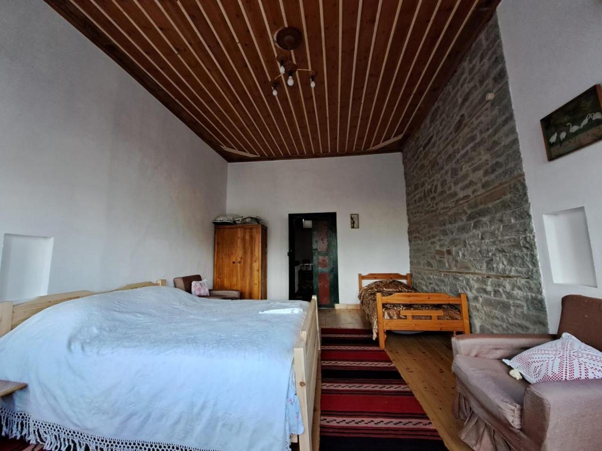 Traditional Guesthouse Permet Luaran gambar